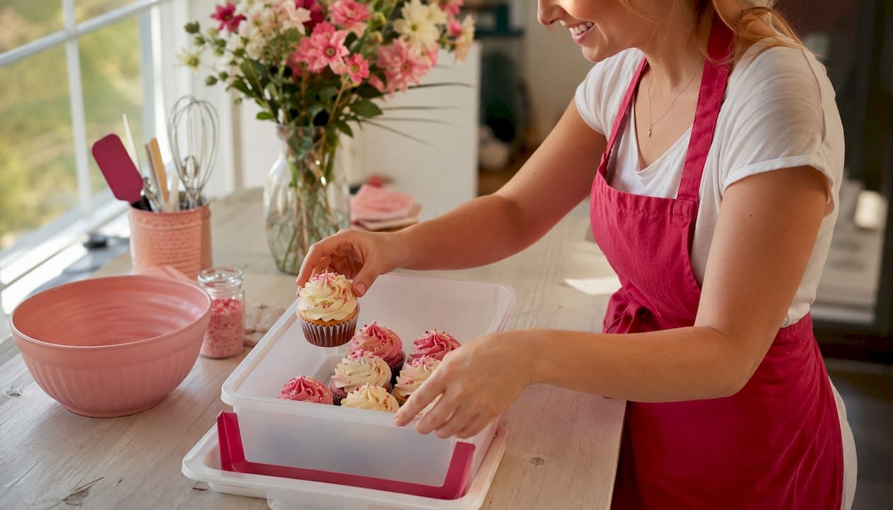 Mit viel Liebe zum Detail packt die Konditorin die Cupcakes behutsam ein.