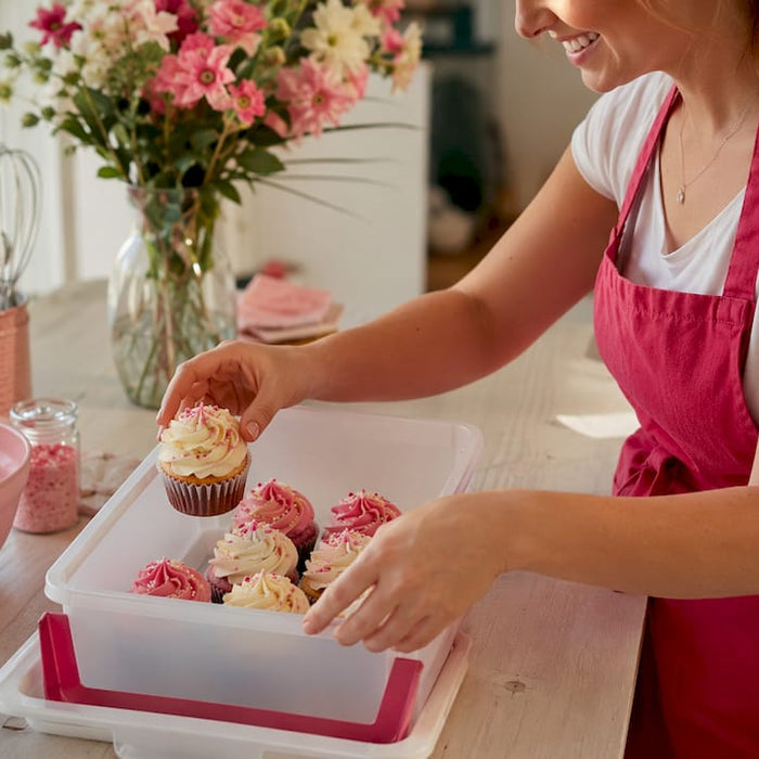 Mit viel Liebe zum Detail packt die Konditorin die Cupcakes behutsam ein.