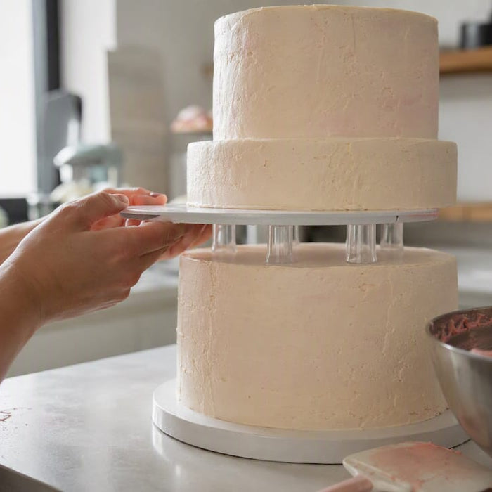 Dreistöckige Torte mit sichtbaren Plastikstützen unter der Tortenplatte