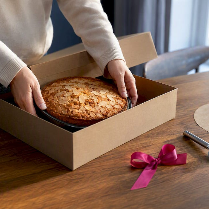 Der Kuchen wird auf jeden Fall als Geschenk verpackt.