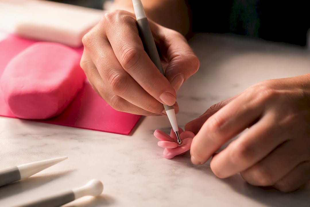 Mit Werkzeug Fondant von Hand formen