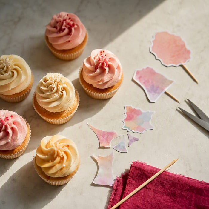 Cupcakes mit diversen anonymen Topping-Varianten