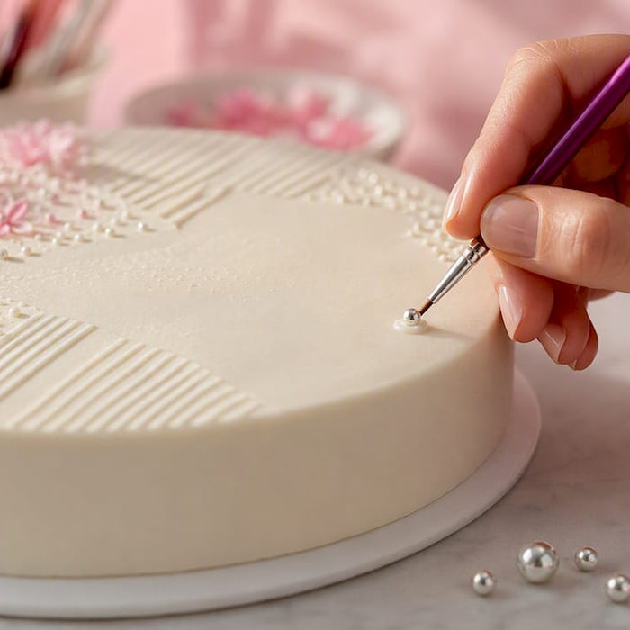 Die Zuckerperle wird mit einem Pinsel befestigt