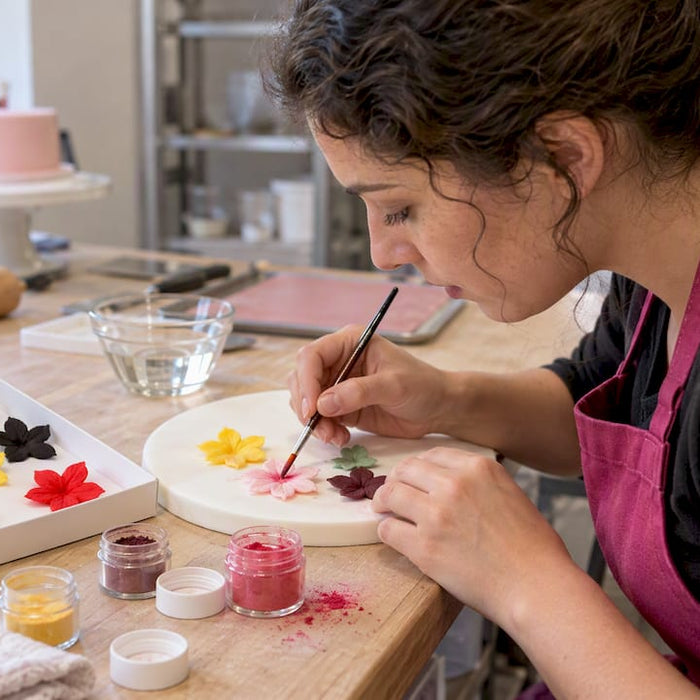 Puderfarbe wird sorgfältig auf den Fondant aufgetragen